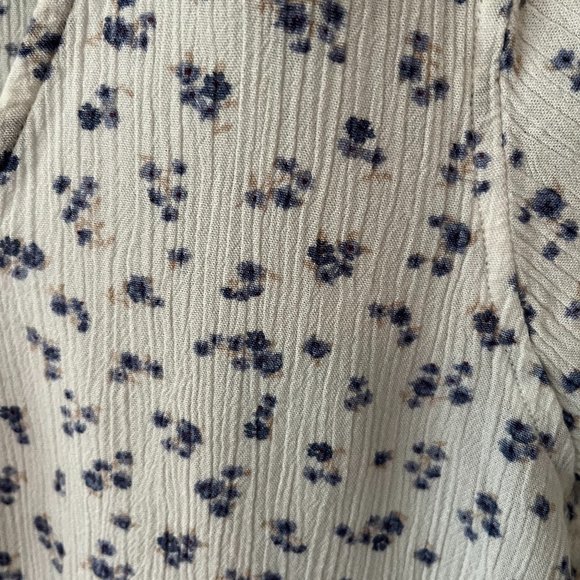 Hippie Rose Peplum Blue and White Floral Top tie detail front Size Large - Picture 2 of 11